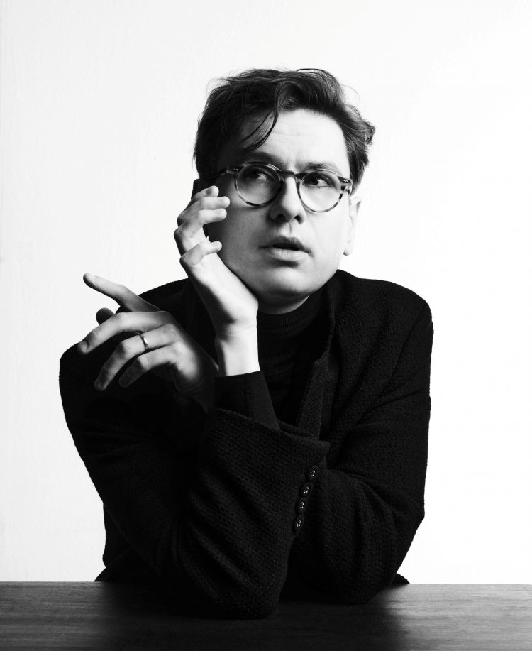 Conoce al joven pianista islandés que esta revolucionando la música clásica