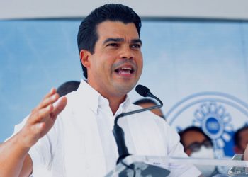 Wellington Arnaud supervisa trabajos construcción acueducto de Villa Altagracia