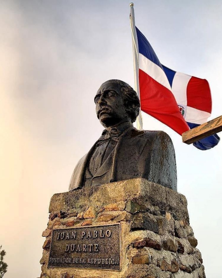 Frente frio en el país deja congelado un arroyo en el Pico Duarte