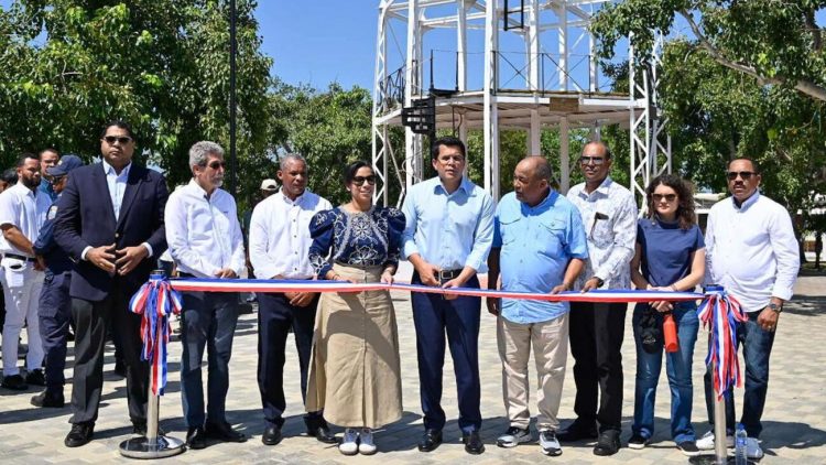 David Collado entrega el remozado parque Duarte de San Fernando, Montecristi
