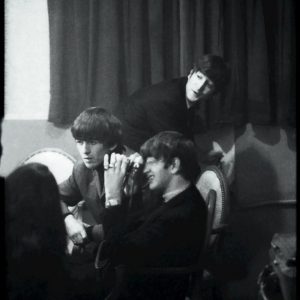 John, George y Ringo en el backstage de su camerino. Londres, 1963.