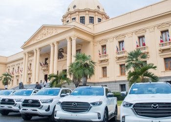 Gobierno entrega 47 camionetas a instituciones de rescate y seguridad