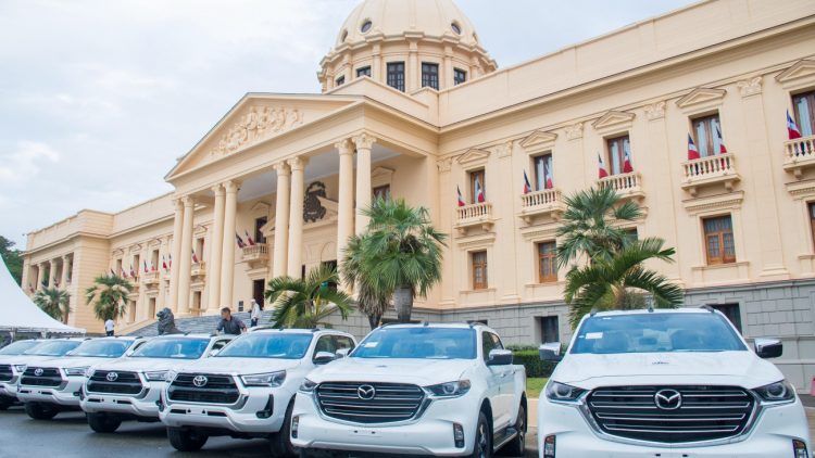 Gobierno entrega 47 camionetas a instituciones de rescate y seguridad