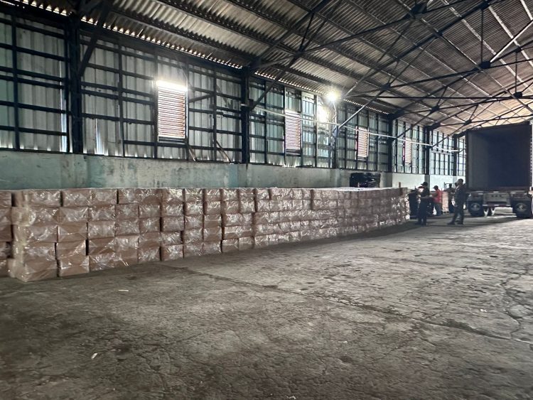 Aduanas incauta contrabando de bebidas alcohólicas y cigarrillos en Puerto Plata