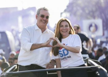 Luis Abinader y Carolina Mejía encabezan masiva caravana en el Distrito Nacional