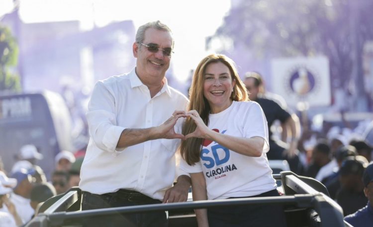 Luis Abinader y Carolina Mejía encabezan masiva caravana en el Distrito Nacional