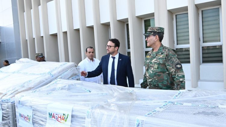 Embajada de Israel dona equipo de purificación de agua para militares en la frontera dominicana