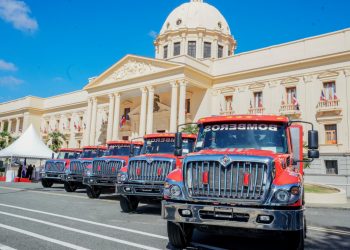 Presidencia entrega once camiones a distintos cuerpos de bomberos del país