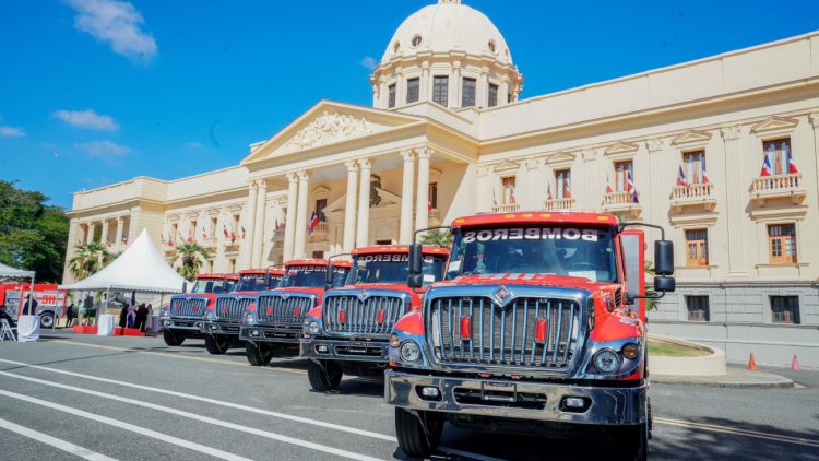 Presidencia entrega once camiones a distintos cuerpos de bomberos del país