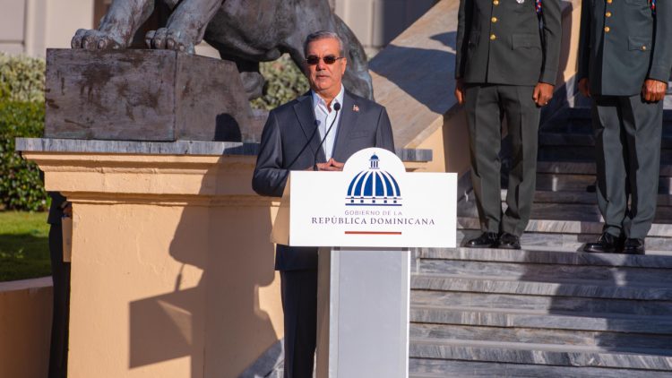 Presidente Abinader encabeza acto de homenaje a la Bandera Nacional