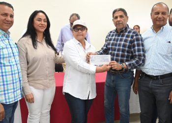 Gobierno entrega ayuda económica a productores afectados por las lluvias en Nagua