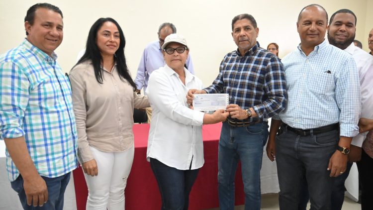 Gobierno entrega ayuda económica a productores afectados por las lluvias en Nagua