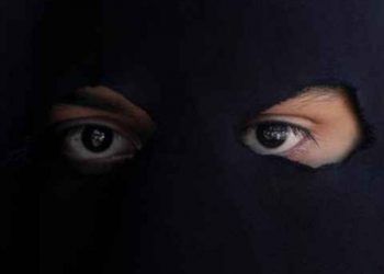 Grupo de encapuchados llega frente al edificio del Colegio de Abogados