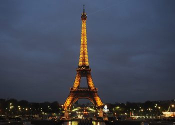 Torre Eiffel cierra por segundo día debido a falta de pago a los empleados