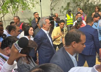 Presidente Abinader ejerce su derecho al voto en el Colegio Babeque