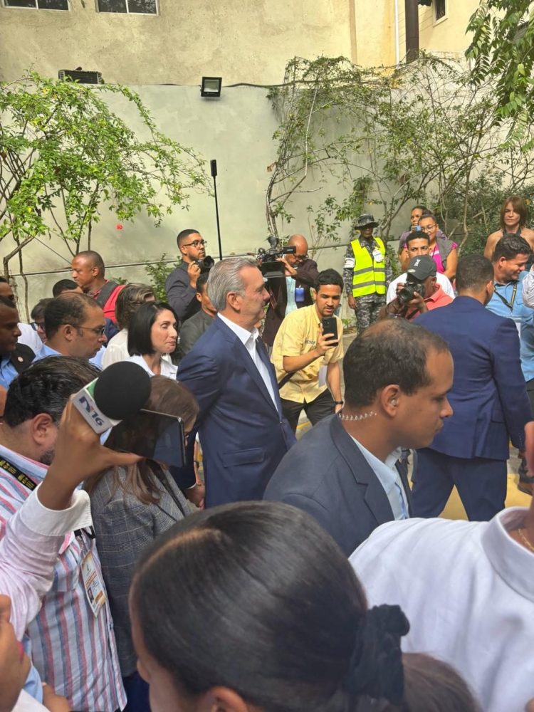 Presidente Abinader ejerce su derecho al voto en el Colegio Babeque