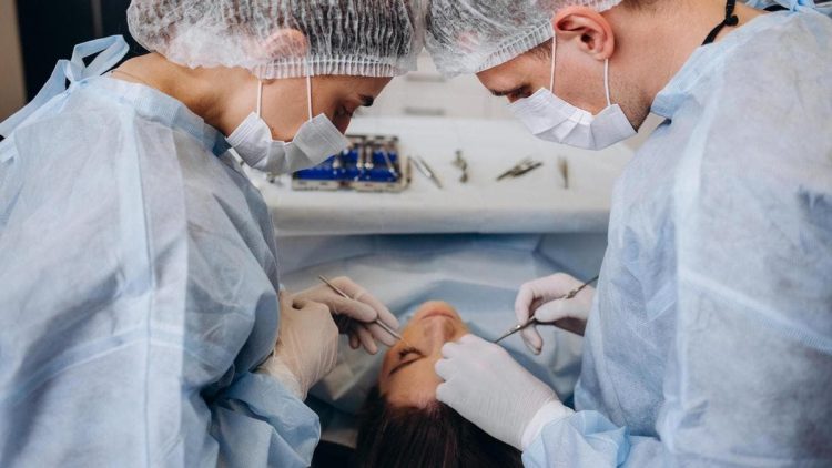 Una mujer intenta huir de un hospital en Turquía para no pagar su cirugía estética