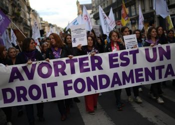 OMS celebra la inclusión del derecho al aborto en la Constitución de Francia
