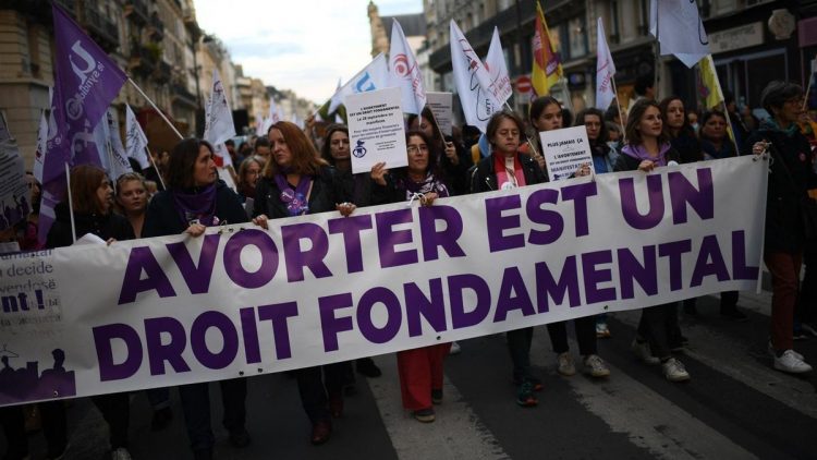 OMS celebra la inclusión del derecho al aborto en la Constitución de Francia