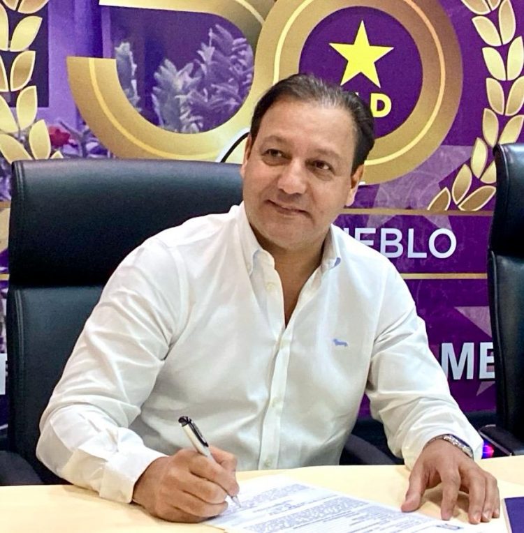 Abel Martínez firma documentos de aceptación de candidatura presidencial por el PLD