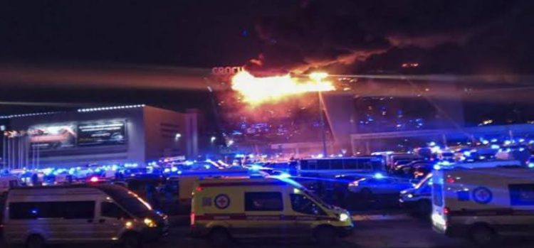 Aumenta a 60 el número de muertos tras tiroteo en salón de conciertos de Moscú