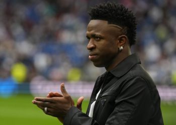 Título propuesto: Vinícius Junior denuncia insultos racistas y solicita sanción de la UEFA El jugador de fútbol brasileño Vinícius Junior se pronunció contra los actos de racismo perpetrados por seguidores del Atlético de Madrid cerca del estadio Cívitas Metroplitano el miércoles, justo antes del inicio del partido de la Liga de Campeones contra el Inter de Milán, y solicitó una "sanción" por parte de la UEFA. "Espero que ya hayáis pensado en su castigo, Champions League y UEFA. Es una triste realidad que pasa incluso en los partidos donde no estoy presente", escribió Vinícius en sus cuentas oficiales en redes sociales. El futbolista brasileño del Real Madrid respondió a un vídeo compartido por una cuenta de fútbol que mostraba a seguidores del Atlético de Madrid entonando cánticos en los que le llamaban "chimpancé".