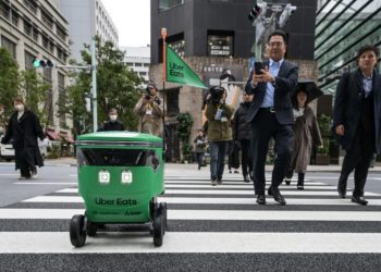 Uber Eats inicia entregas con robots en Tokio