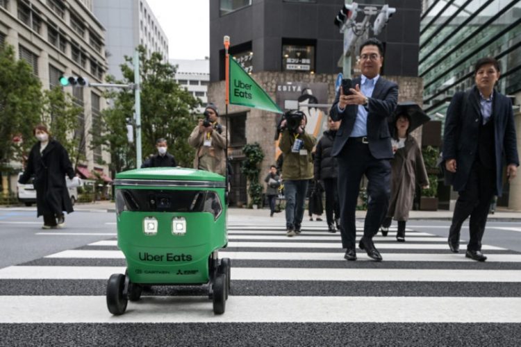 Uber Eats inicia entregas con robots en Tokio