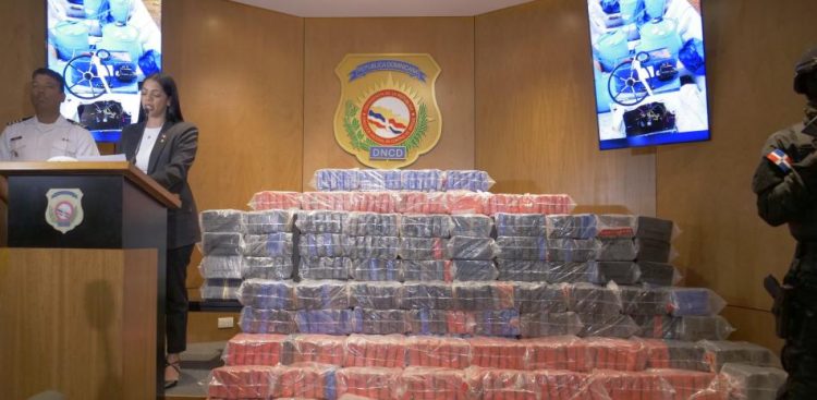 Ocupan casi una tonelada presumiblemente de cocaína en la costa de Peravia