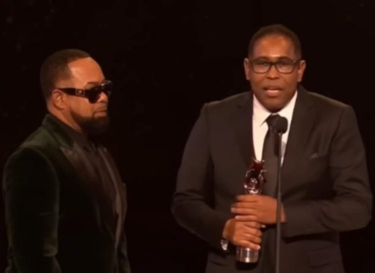 Compositor de bachatero Allendy no dejo que se tomara foto con la estatuilla que gano