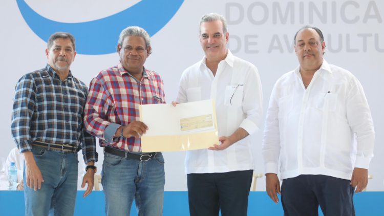 Gobierno entrega en Moca subsidios a pequeños y medianos productores de huevos