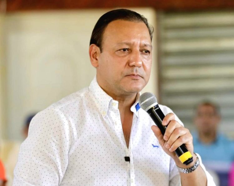 Abel Martínez se reúne con agricultores de Laguna Salada