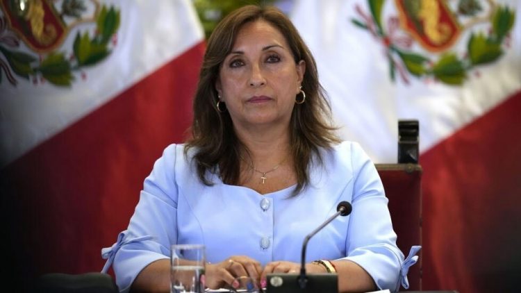 Allanan la casa de la presidente peruana Dina Boluarte por supuesto enriquecimiento ilícito
