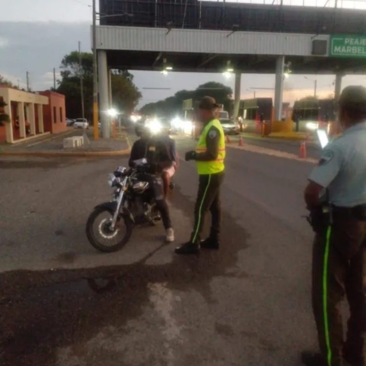 Digesett multa a más de 2,000 conductores y retiene 590 motocicletas durante operativos nocturnos