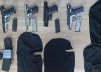 Apresan a cinco presuntos delincuentes a los que se ocupan cuatro pistolas y un fusil