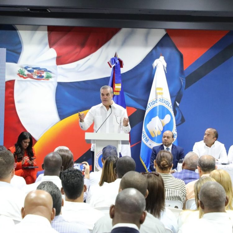 Abinader instruyen alcaldes a cumplir con reporte de gastos y declaración jurada de bienes