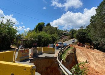 Obras Públicas interviene carretera Constanza-Jarabacoa tras derrumbe