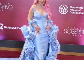 Karen Yapoort sufre caída en alfombra roja de Premios Soberano