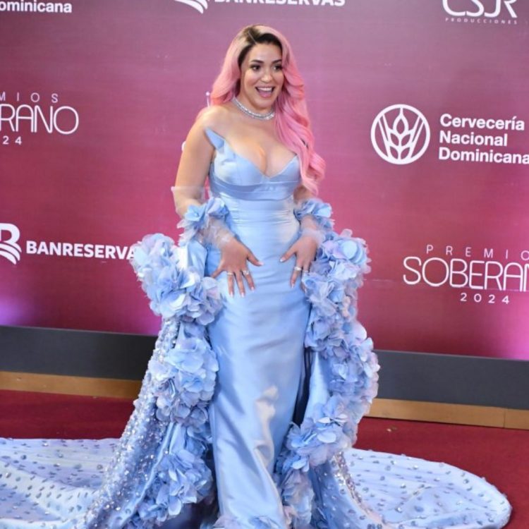 Karen Yapoort sufre caída en alfombra roja de Premios Soberano