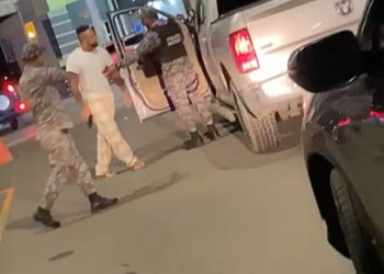 Dictan prisión preventiva contra hombre que desafió policías a punta de pistola