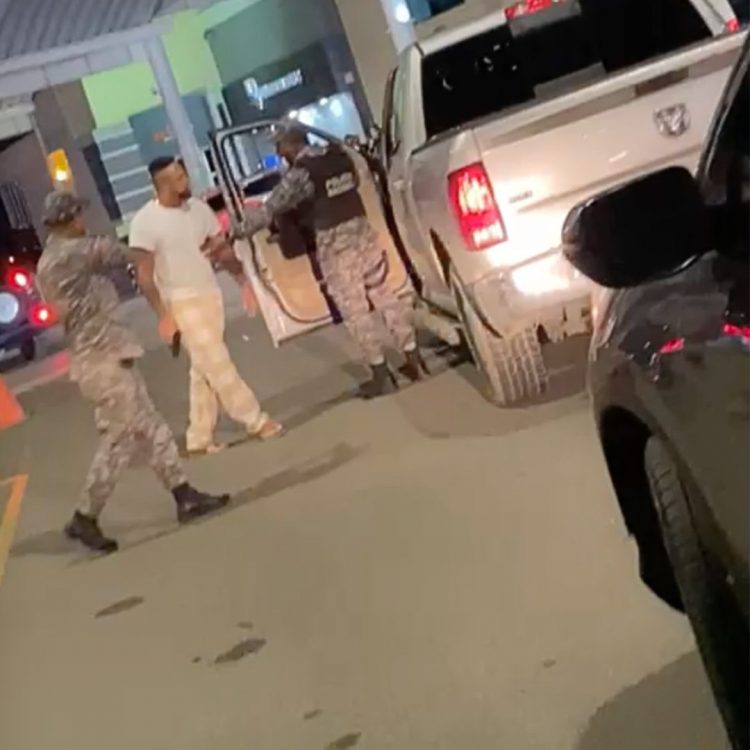 Dictan prisión preventiva contra hombre que desafió policías a punta de pistola