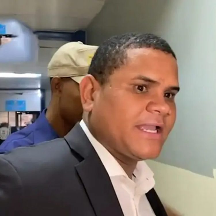 Se entrega suspendido vicecónsul acusado de abuso sexual contra menor de edad