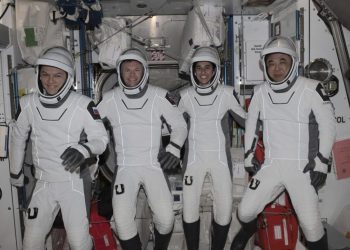Astronautas volverán a la tierra tras meses en el espacio