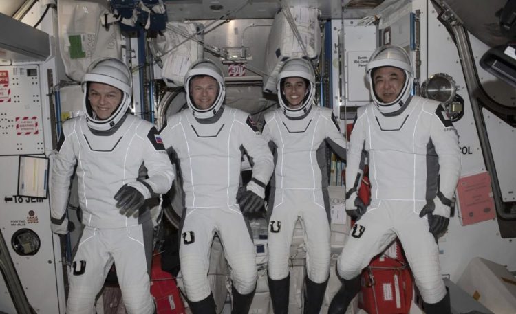 Astronautas volverán a la tierra tras meses en el espacio