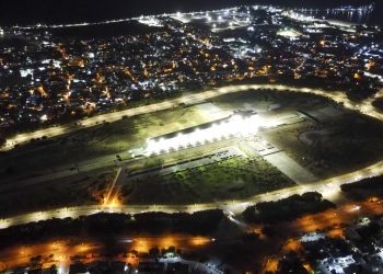 Iluminan las inmediaciones del monumento Faro a Colón