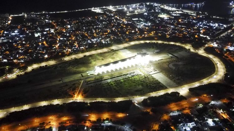 Iluminan las inmediaciones del monumento Faro a Colón