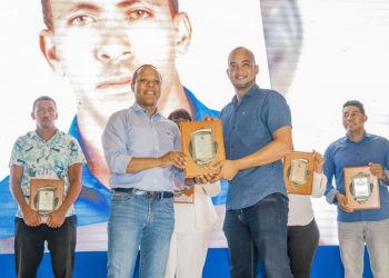 País Posible celebra reunión de líderes y honra a sus 21 candidatos electos