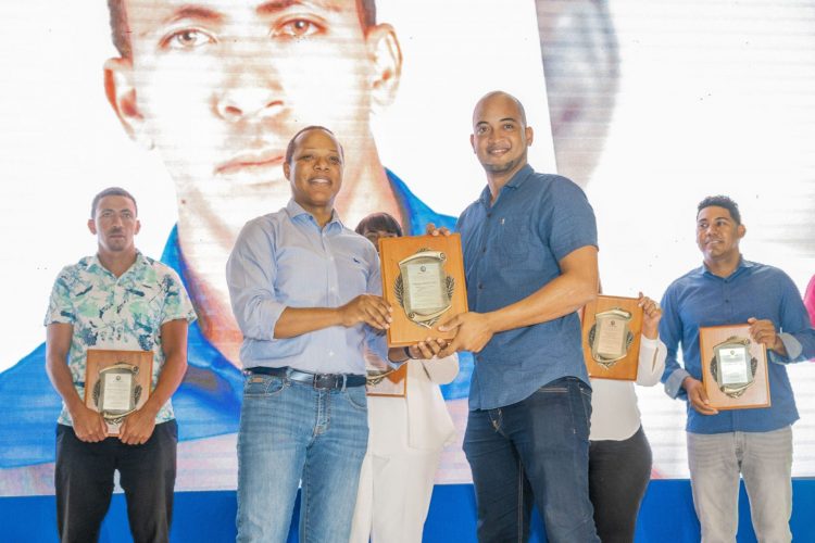 País Posible celebra reunión de líderes y honra a sus 21 candidatos electos