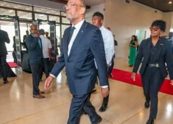 Violencia en aeropuertos de Haití impide retorno de Ariel Henry