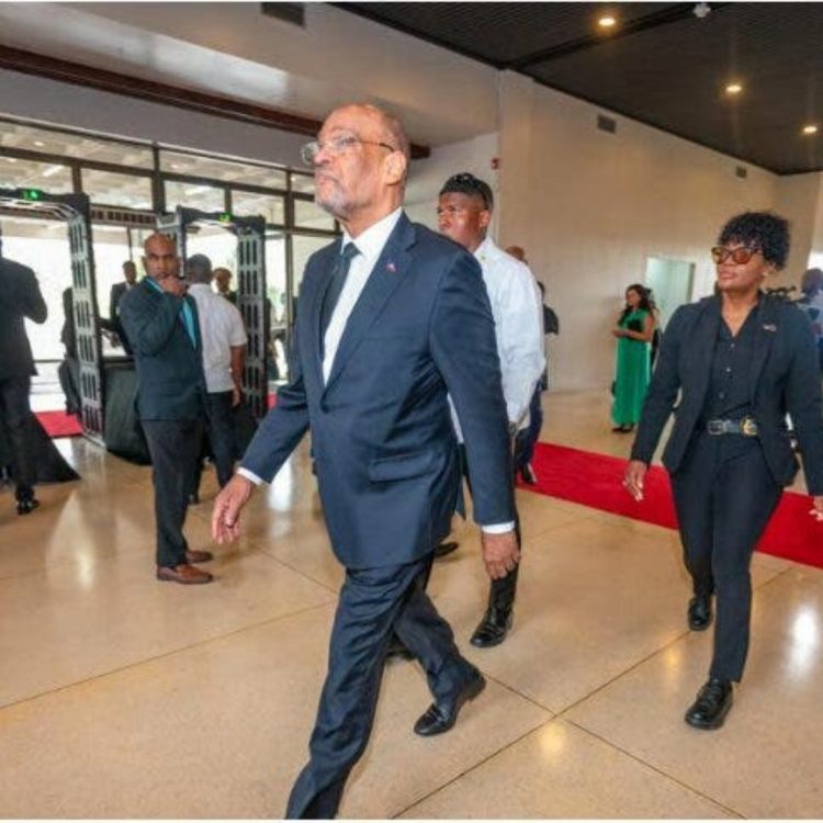 Violencia en aeropuertos de Haití impide retorno de Ariel Henry